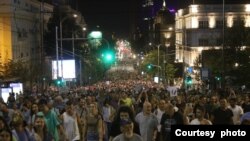 Građani u protesnoj šetnji tokom 16. protesta Srbija protiv nasilja, u Beogradu, 19. avgusta 2023. (Foto: FoNet)