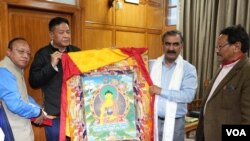 བོད་མིའི་སྲིད་སྐྱོང་མཆོག་གིས་ཧི་མ་ཅལ་སྤྱི་ཁྱབ་བློན་ཆེན་མཇལ་སྐབས་མངའ་སྡེའི་ནང་དུ་བོད་མི་ཚོར་ས་ཆའི་དཀའ་རྙོག་སོགས་སེལ་ཐབས་ཞུས་ཡོད་པ། 