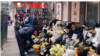 2023年10月28日中国安徽合肥红星路李克强故居悼念现场，民众鲜花鞠躬致哀。（照片来自网络）