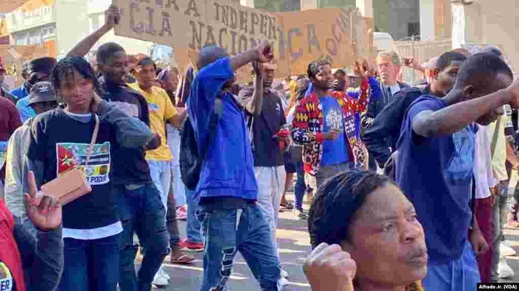 Manifestantes exibem um cartaz dizendo "Viva a independência nacional", durante protesto em Maputo pela democracia e melhores condições de vida