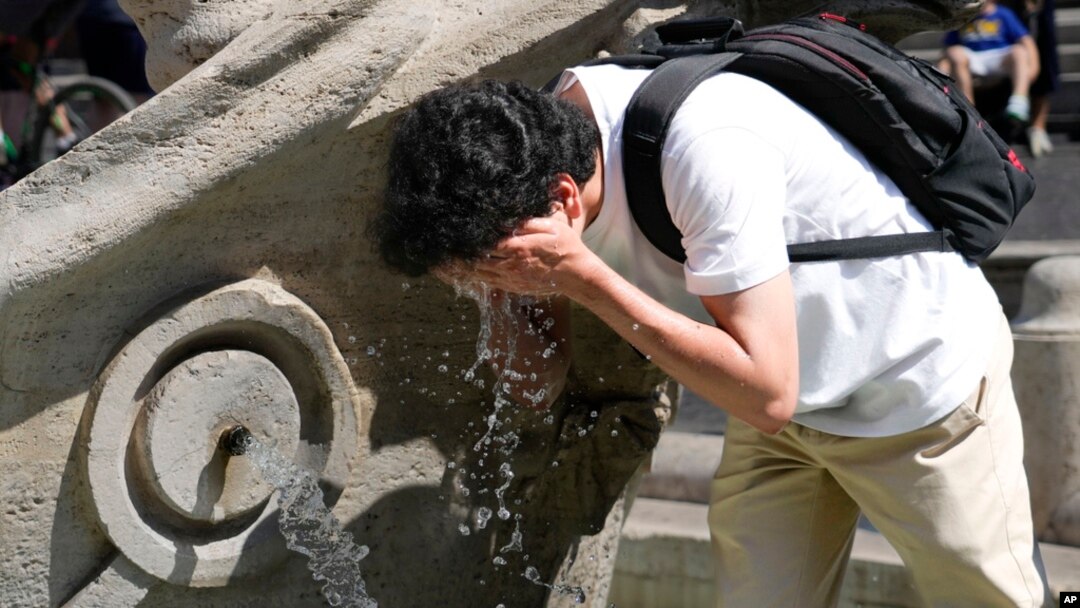 一名男子在羅馬給自己降溫。（2023年8月22日）