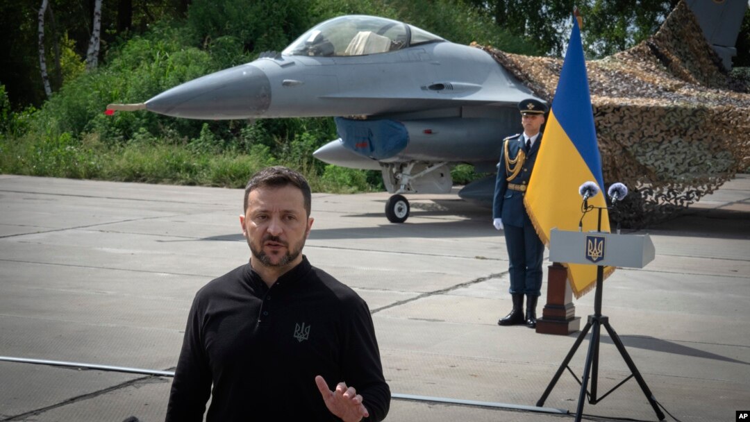 Predsjednik Ukrajine Volodimir Zelenski ispred američkog aviona F-16, negdje u Ukrajini, 4. august, 2024. 