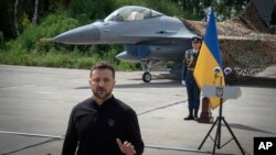 Predsjednik Ukrajine Volodimir Zelenski ispred američkog aviona F-16, negdje u Ukrajini, 4. august, 2024. 