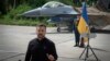 El presidente de Ucrania, Volodymyr Zelenskyy, responde preguntas de los medios de comunicación frente a un avión de combate F-16 en un lugar no revelado en Ucrania, el 4 de agosto de 2024.