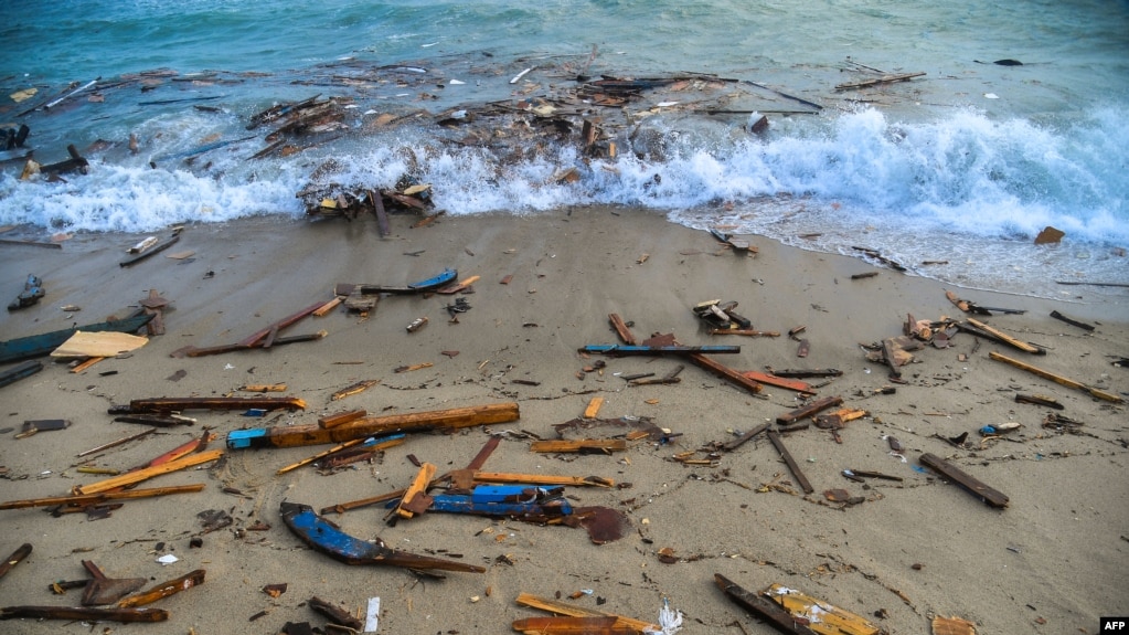图为冲上意大利卡拉布利亚东海岸海滩的沉船碎片。（2023年2月26日）(photo:VOA)