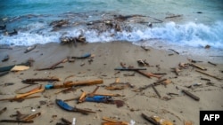 图为冲上意大利卡拉布利亚东海岸海滩的沉船碎片。（2023年2月26日）