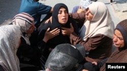 La madre de Kamel Ghabayen, un palestino que fue detenido por Israel y que se dice que murió en un ataque israelí tras su liberación, reacciona en el hospital Nasser, en Khan Younis, en el sur de la Franja de Gaza, el 7 de julio de 2024.