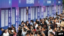 寻找工作的中国年轻人参加重庆的一个招聘会。（2023年4月11日）