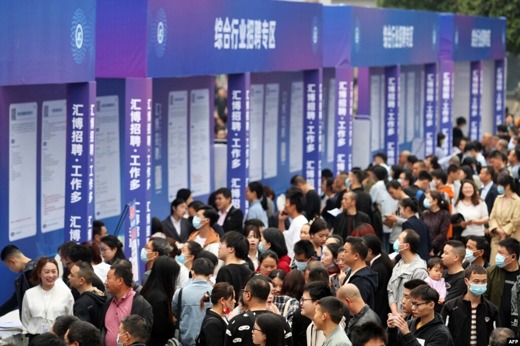 重庆举行的一个招聘会吸引来大批寻找工作的年轻人。 (2023年4月11日)(photo:VOA)