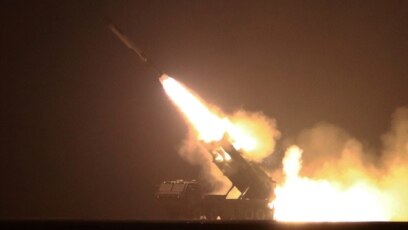 북한이 한반도 시각 23일 새벽 함경북도 김책시 일대에서 동해상으로 전략순항미사일 ‘화살-2형’을 발사했다며 사진을 공개했다.