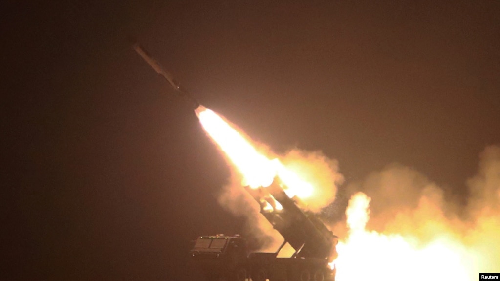 북한이 한반도 시각 23일 새벽 함경북도 김책시 일대에서 동해상으로 '화살-2형' 전략순항미사일을 발사했다며 관영매체를 통해 공개한 장면. 
