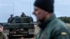 우크라이나군 장병들이 지난 13일 폴란드 서부에서 레오파르트2 A4 탱크 운용 훈련을 받고 있다. (자료사진)