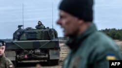 우크라이나군 장병들이 지난 13일 폴란드 서부에서 레오파르트2 A4 탱크 운용 훈련을 받고 있다. (자료사진)
