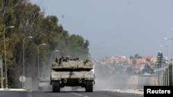 2023年10月8日，哈马斯枪手从加沙地带大规模渗透后，以色列坦克在以色列南部斯德洛特附近的道路上行驶。