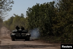 Ukrajinski tenk kreće se putem na frontu kod Bahmuta, region Donjecka, Ukrajina, 12. maja 2023.