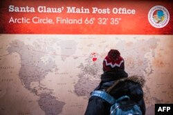 Wisatawan mengunjungi kantor pos Sinterklas di Desa Sinterklas dekat Rovaniemi, Lapland Finlandia, 2 Desember 2019. (Jonathan NACKSTRAND / AFP)