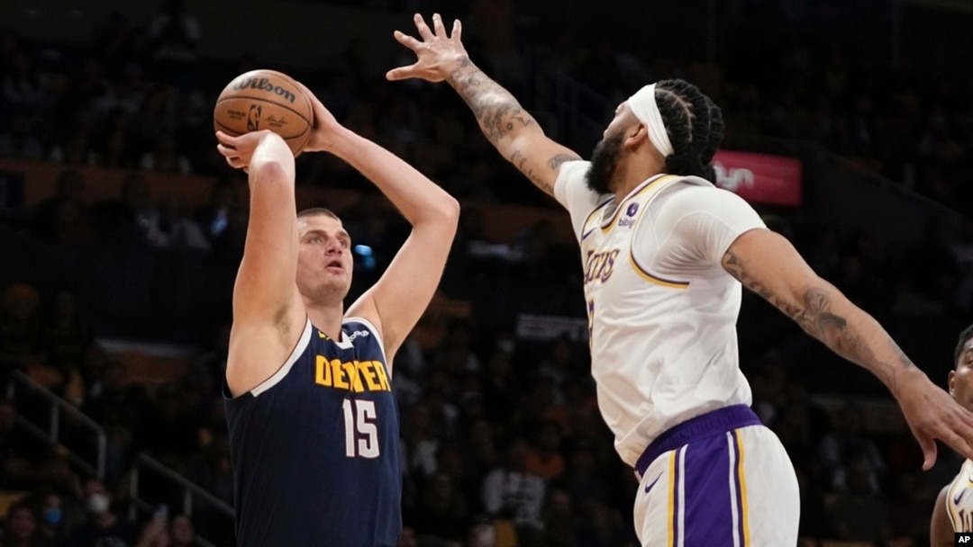 Nikola Jokić šutira preko Entonija Dejvisa (Foto: AP/Mark J. Terrill)