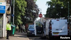 Policajka stoji pored kombija na Bentink roudu nakon velikog incidenta u centru Notingema, u Britaniji, 13. juna 2023.