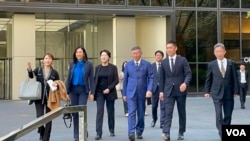 台灣民眾黨主席柯文哲(左4穿藍色西裝者）與民眾黨代表團成員步出美國在台協會總部所在大樓。（2023年4月19日，美國之音鍾辰芳拍攝）