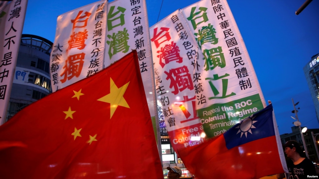 资料照 - 2016年5月14日，离台湾民选总统蔡英文就职典礼还有一个星期，支持台湾独立和主张同中国大陆和平统一的台湾民众举着各自的旗帜上街游行，表达各自的政治主张。(photo:VOA)