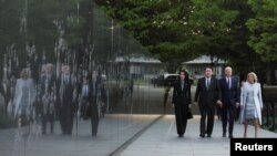 Президент Джо Байден и первая леди Джилл Байден посещают Мемориал Корейской войны вместе с президентом Южной Кореи Юн Сок Елем и его женой Ким Кен Хи в Вашингтоне. 25 апреля 2023 года.