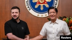 Владимир Зеленский пожимает руку президенту Филиппин Фердинанду Маркосу-младшему во дворце Малакананг в Маниле, 3 июня 2024 года.