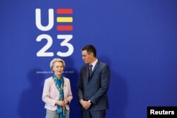 Presiden Komisi Eropa Ursula von der Leyen berinteraksi dengan penjabat Perdana Menteri Spanyol Pedro Sanchez pada hari pertemuan informal para kepala negara atau pemerintahan Eropa, di Granada, Spanyol, 6 Oktober 2023. (Foto: REUTERS/Jon Nazca)