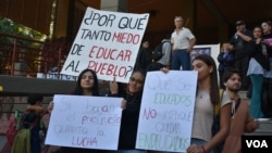 Estudiantes portan letreros en las escalinatas de la Universidad Nacional de San Luis (UNSL). [Foto: Lisandro Concatti, VOA]