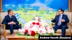 2023年4月15日国务卿布林肯(左)在越南河内会见越南总理范明正(右)