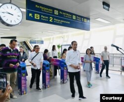 Presiden Jokowi kembali menjajal LRT Jabodebek bersama penggiat seni tanah air dari Bekasi menuju Stasiun LRT Di Dukuh Atas Jakarta