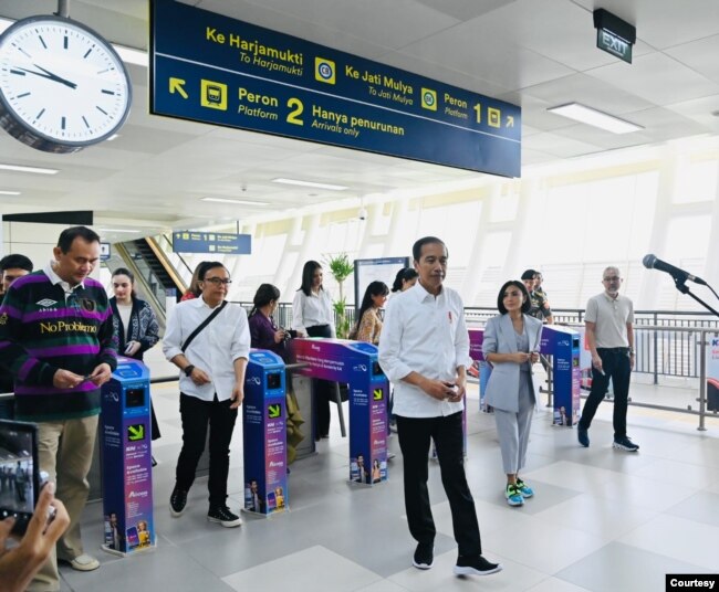 Presiden Jokowi kembali menjajal LRT Jabodebek bersama penggiat seni tanah air dari Bekasi menuju Stasiun LRT Di Dukuh Atas Jakarta