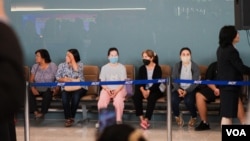 Families await the return of Thai nationals who left the conflict zone in Israel to return to Thailand, at Suvarnabhumi International Airport, in Bangkok, Oct. 12 2023. (Tommy Walker/VOA)