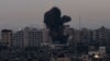 Asap mengepul di atas gedung-gedung di Kota Gaza saat Israel melancarkan serangan udara ke daerah kantong Palestina pada 23 Februari 2023. (Foto: AFP)