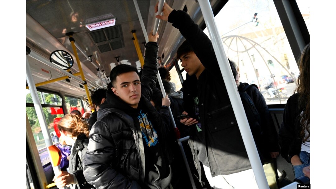 Tomas Kremenchuzky, de 17 años, viaja en autobús a casa después de la escuela, en Buenos Aires, Argentina, el 8 de agosto de 2023. REUTERS/Magali Druscovich