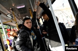 Tomas Kremenchuzky, de 17 años, viaja en autobús a casa después de la escuela, en Buenos Aires, Argentina, el 8 de agosto de 2023. REUTERS/Magali Druscovich