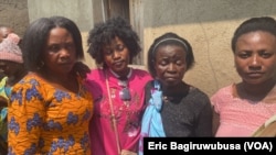 Umwali Imanizabayo (wa kabiri uvuye i bumoso) amaze kubonana n'abo mu muryango we.