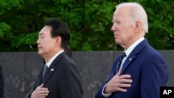 El presidente de EEUU, Joe Biden, y el presidente de Corea del Sur, Yoon Suk Yeol, hacen una pausa después de colocar una ofrenda floral mientras visitan el Monumento a los Veteranos de la Guerra de Corea en Washington, el 25 de abril de 2023.