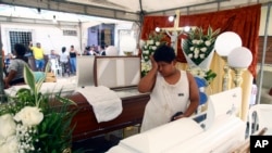 Una mujer asiste al funeral de las víctimas de un terremoto que azotó la zona, en una calle de Puerto Bolívar, Ecuador, el domingo 19 de marzo de 2023.