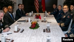 로이드 오스틴 미국 국방장관(왼쪽 중앙)과 둥쥔 중국 국방부장(오른쪽 중앙)이 31일 싱가포르에서 열린 샹그릴라 대화에서 만나 회담했다.