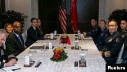 Bộ trưởng Quốc phòng Hoa Kỳ Lloyd Austin (trái) và Bộ trưởng Quốc phòng Trung Quốc Đổng Quân trong cuộc gặp song phương tại Singapore, ngày 31/5/2024.