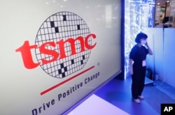 FILE - Nembo ya kampuni ya TSMC ikiwa katika maonyesho ya teknolojia huko Taiwan katika kituo cha kimataifa cha biashara, Oct. 14, 2022.