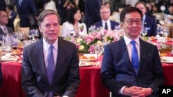 资料照：中国国家副主席韩正与美国驻中国大使伯恩斯（Nicholas Burns）在北京出席中国美国商会 （Amcham） 活动。（2024年3月1日）