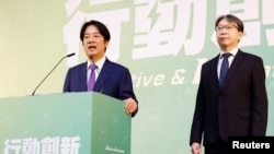 台灣當選總統賴清德在台北舉行記者會公佈台灣新內閣人選，台灣國安局局長蔡明彥站在一旁。 （2024年4月25日）