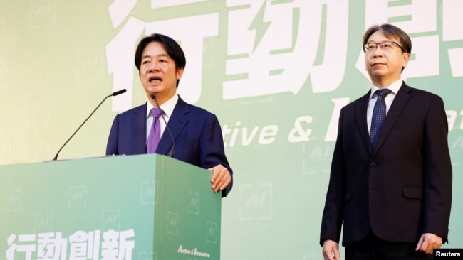 台湾当选总统赖清德在台北举行记者会公布台湾新内阁人选，台湾国安局局长蔡明彥站在一边。（2024年4月25日）