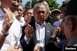 Mantan Perdana Menteri Malaysia Muhyiddin Yassin tiba untuk memberikan pernyataan kepada Komisi Anti Korupsi Malaysia (MACC) di Putrajaya, Malaysia, 9 Maret 2023. (Foto: Reuters)