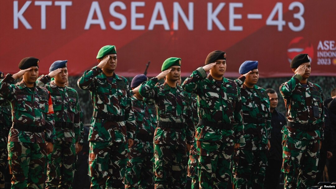 Prajurit Indonesia mengikuti upacara untuk mengamankan KTT ASEAN ke-43 mendatang di Jakarta, 1 September 2023. (REUTERS/Willy Kurniawan)