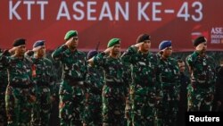 Prajurit Indonesia mengikuti upacara untuk mengamankan KTT ASEAN ke-43 mendatang di Jakarta, 1 September 2023. (REUTERS/Willy Kurniawan)