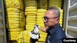 Indonesian Trade Minister Zulkifli Hasan leads an expose of illegal imported goods at the Cikarang customs and excise storage area. (Courtesy: Devianti Faridz)