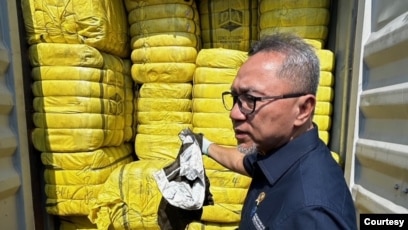 Indonesian Trade Minister Zulkifli Hasan leads an expose of illegal imported goods at the Cikarang customs and excise storage area. (Courtesy: Devianti Faridz)