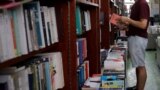 资料照片：2020年6月23日，一名男子在中国香港的一家独立书店读书。（路透社照片）
